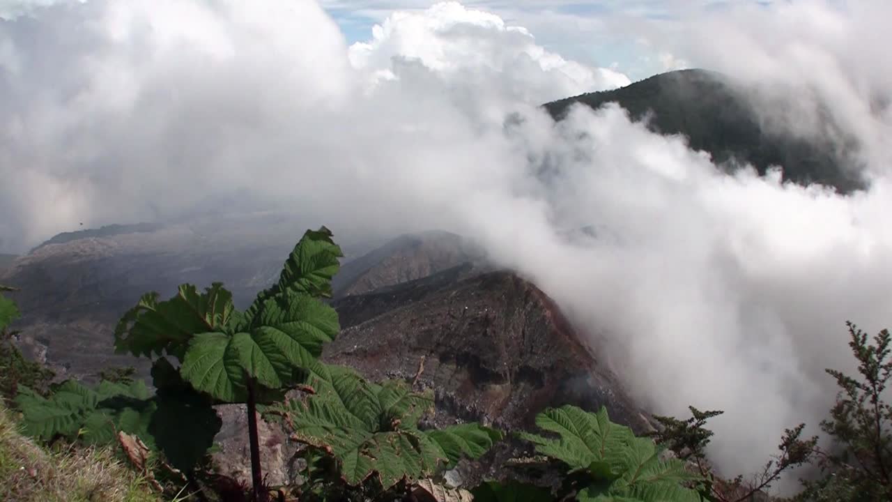toma de mano del volcán poas en costa rica fuma y vaporiza