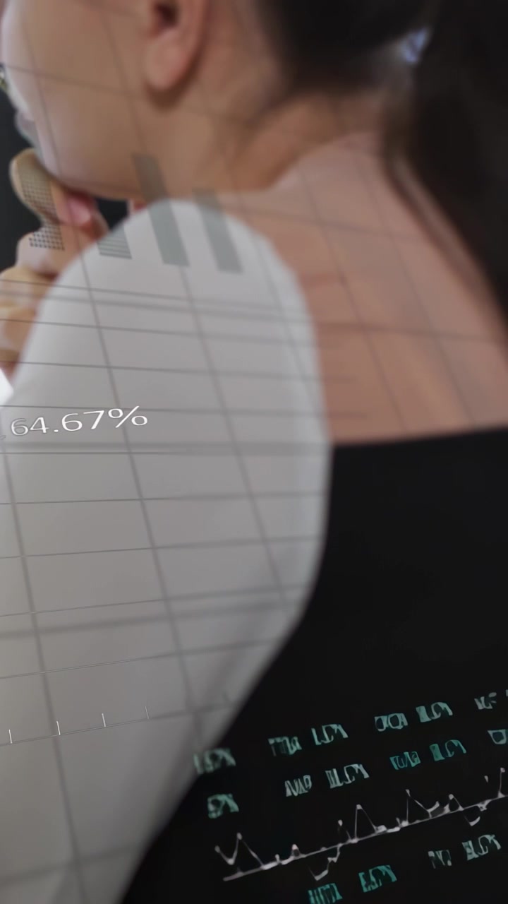 Video verticale: Proiettore che si attiva, donna che si tiene il mento studiando dati tecnologici con un grafico a griglia percentuale.