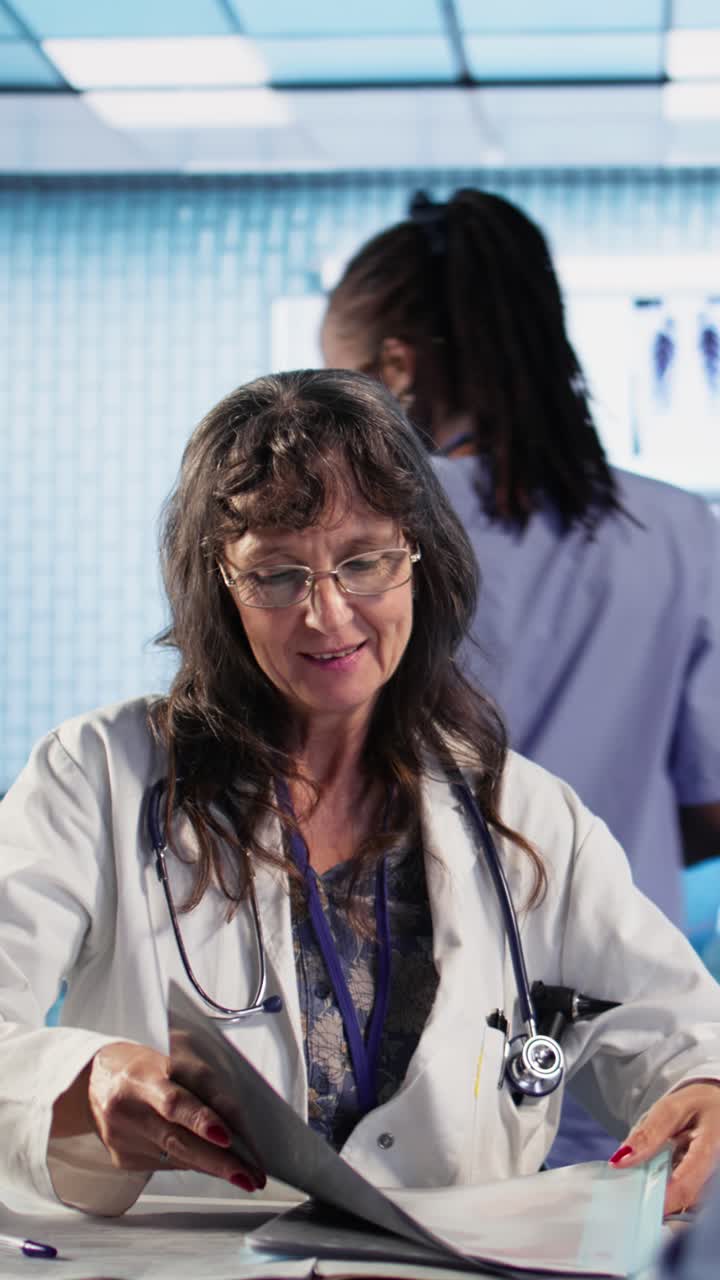 médico que examina las radiografías