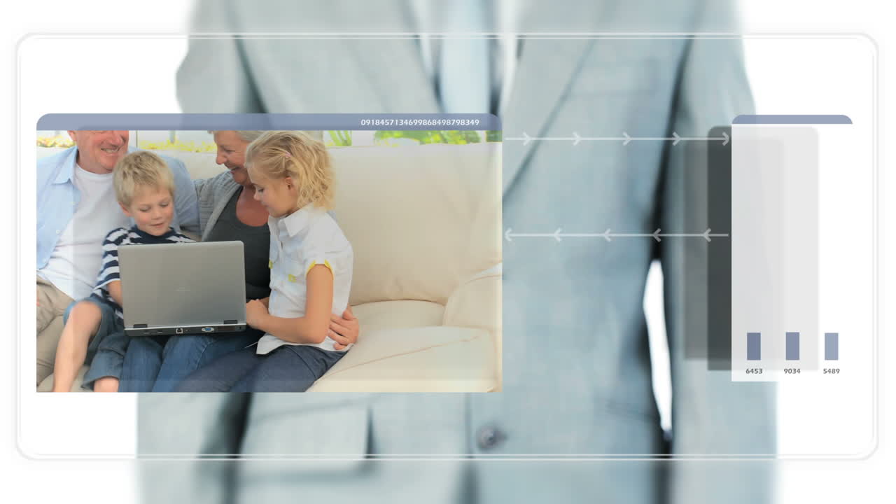 hombre de negocios arrastrando videos sobre personas que usan una computadora portátil