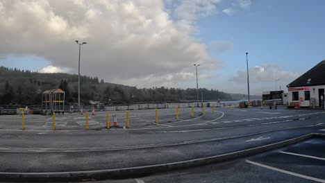 Leerer-Fährhafen-Auf-Der-Insel-Skye,-Schottland-Mit-Markierten-Fahrspuren,-Gelben-Pollern-Unter-Bewölktem-Himmel,-Tageslicht