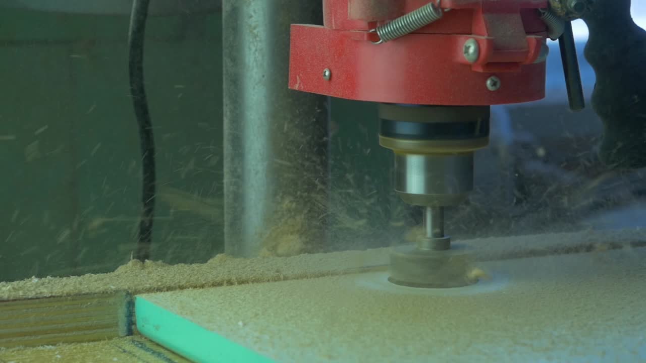 máquina de carpintería en acción