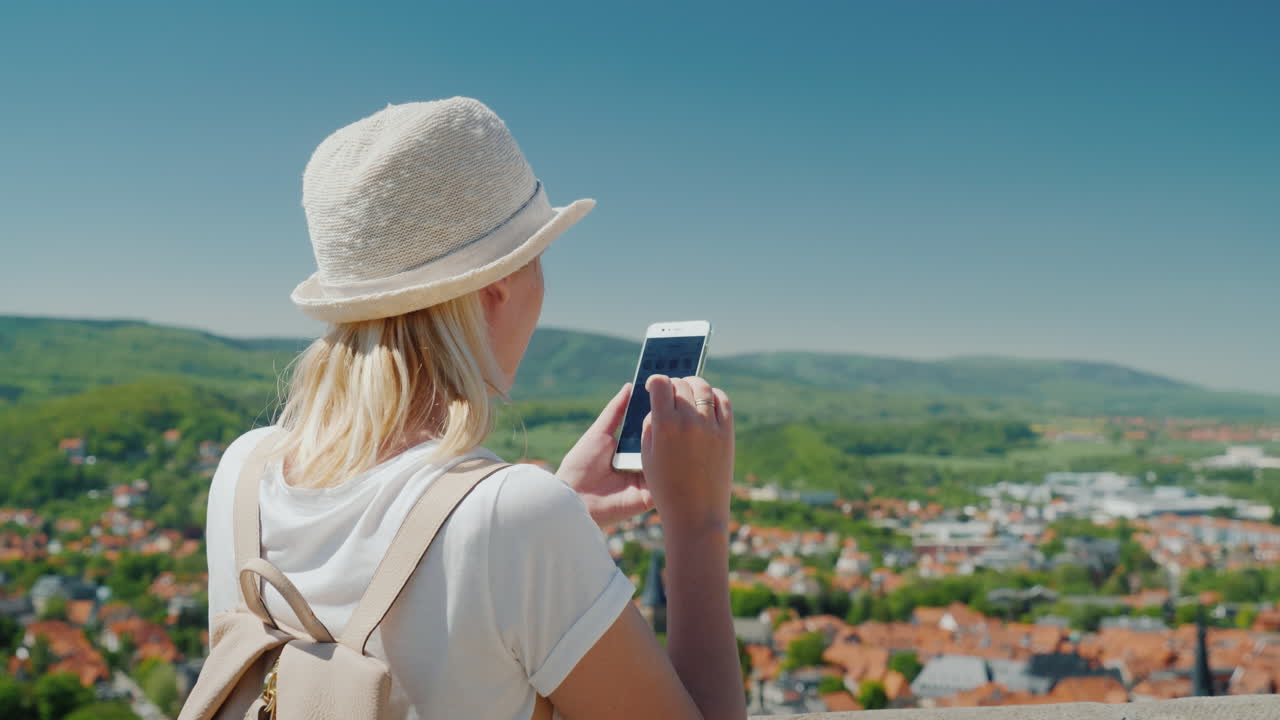 mujer usa un teléfono inteligente en europa