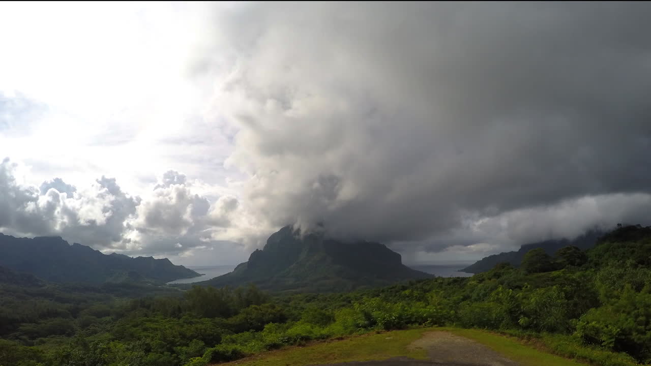 vista en timelapse nublada desde el belvedere en moorea. mont rotui en el frente. moorea