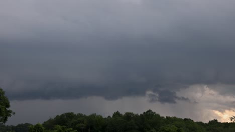 rayos durante una tormenta con nubes
