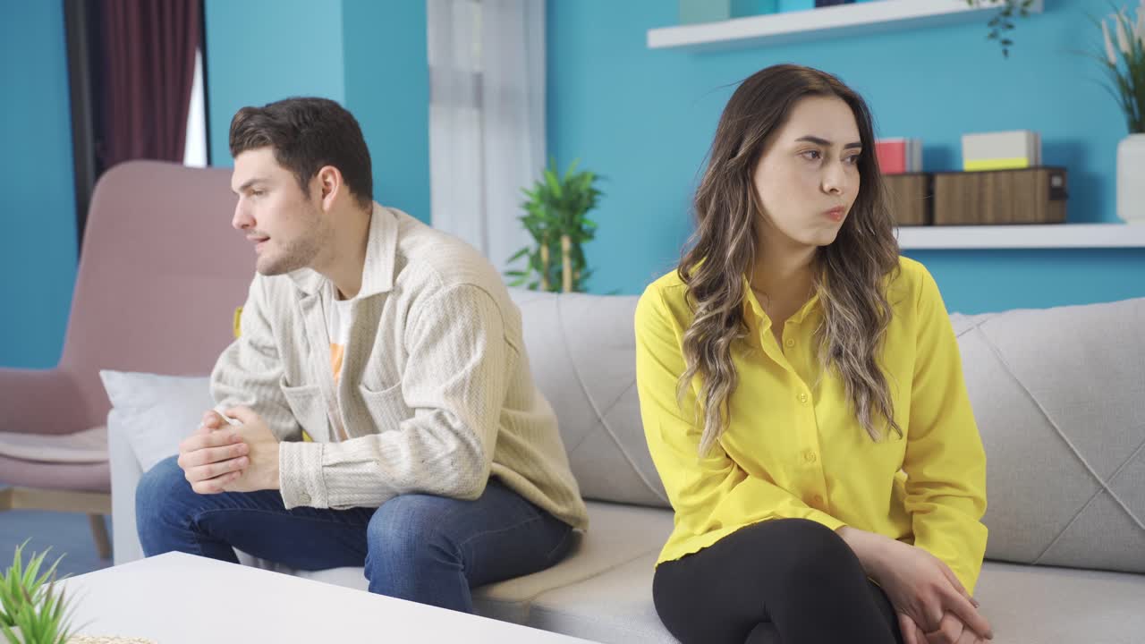 la pareja casada resentida se ignora el uno al otro, tiene problemas de relaciones familiares.