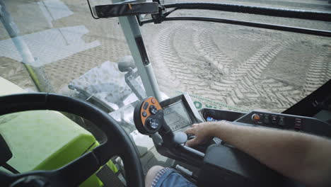 Vista-Del-Conductor-En-La-Cabina-Del-Tractor.-Vehículo-De-Agricultura-Rural.-Panel-De-Conducción-Del-Tractor