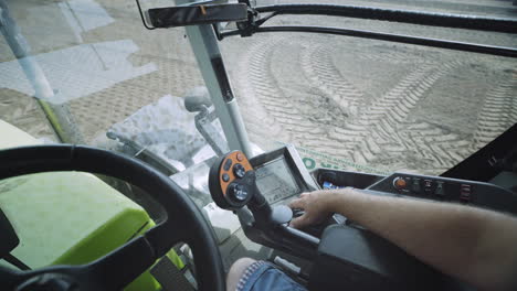 vista del conductor en la cabina del tractor. vehículo agrícola rural. panel de conducción del tractor