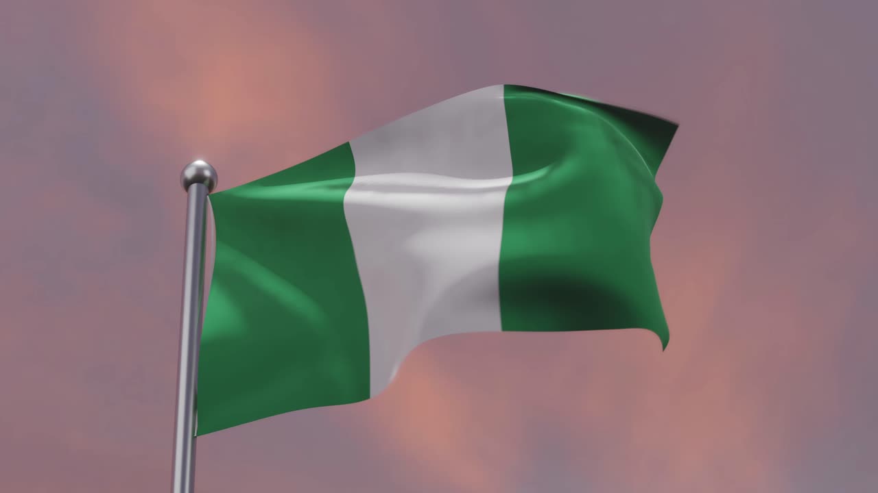 Nigerias flag vajer dramatisk ved solnedgang.