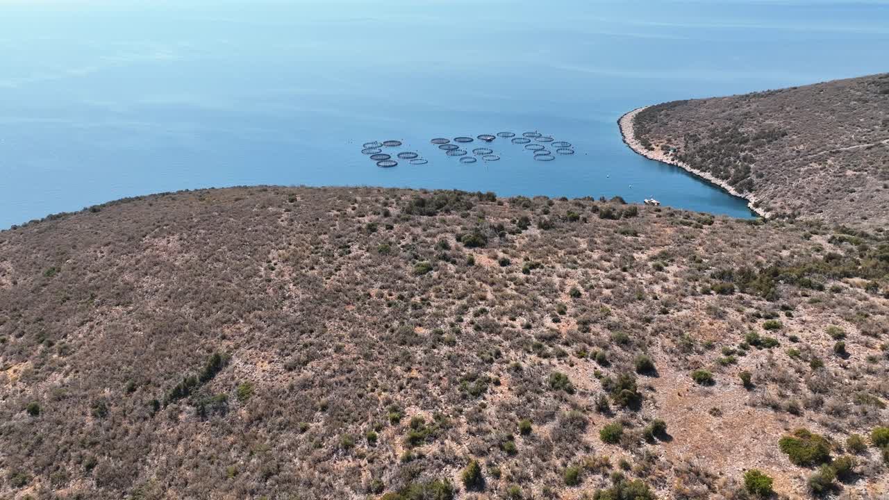 volando sobre las granjas de peces en el mar egeo, grecia
