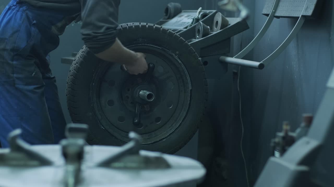 estación de servicio, mecánico de automóviles verifica la presión de los neumáticos, reparación de automóviles y neumáticos prestados. montaje profesional de neumáticos en un servicio de automóviles