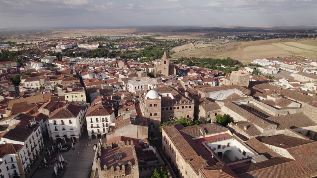 palacio de moctezuma, palacio medieval en la ciudad de caceres, españa, avance aéreo