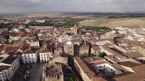 palacio de moctezuma, palais médiéval dans la ville de caceres, en espagne, avance aérienne