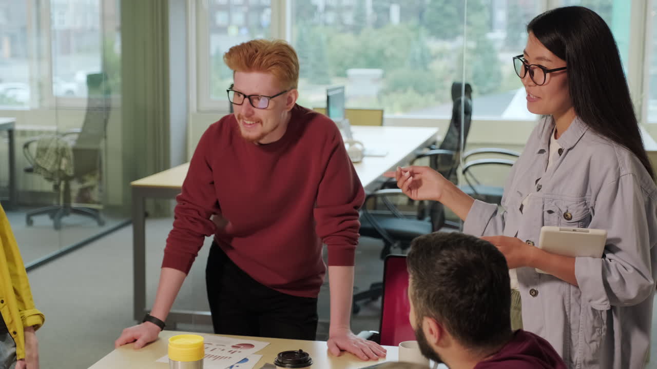 compañeros de trabajo amigables que comparten ideas juntos