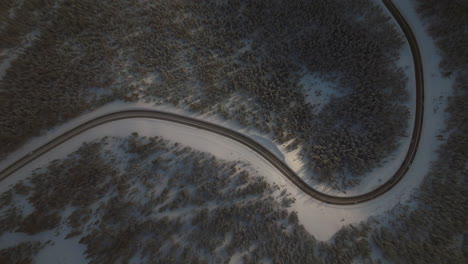ojo de pájaro nevado paso berthoud hwy 80 parque nacional de invierno bosque paisaje panorámico vista aérea drone backcountry esquí snowboard berthod jones colorado montañas rocosas picos de alta elevación movimiento a la izquierda