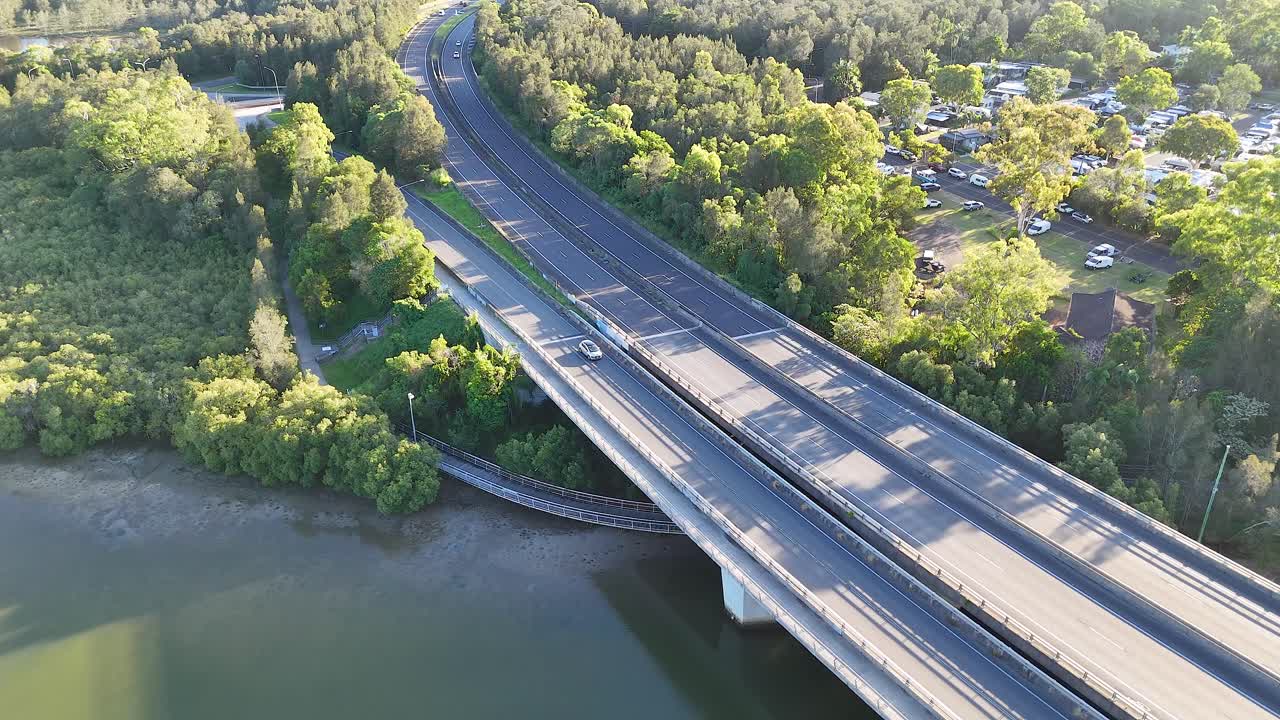 자동차 는 경치 좋은 강 다리 를 가로질러 이동 한다