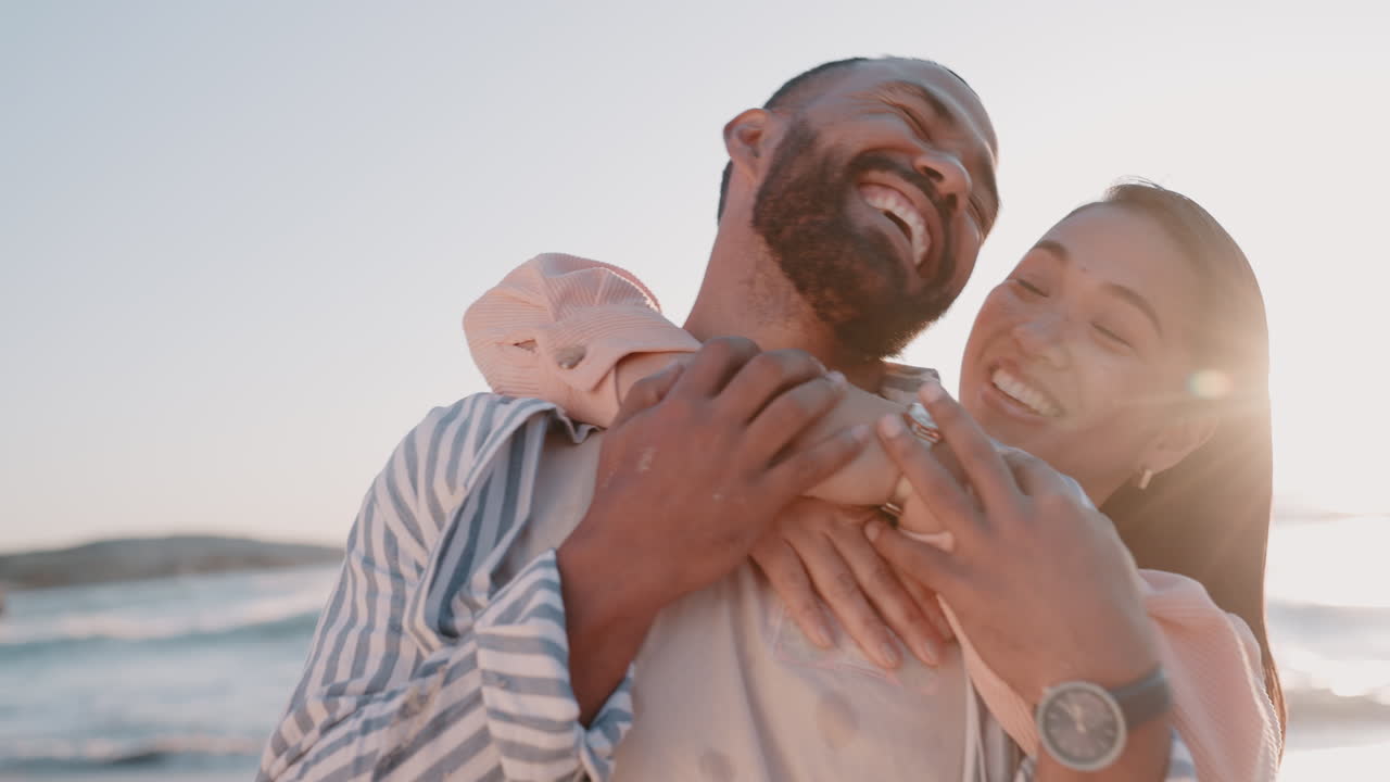 pareja, abrazo y amor en la playa al aire libre