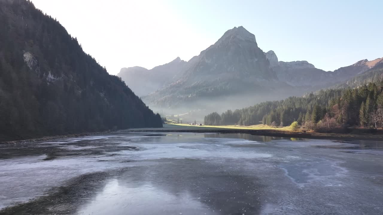 Luftfoto – frosne Obersee med fjellrefleksjoner under myk morgentåke i Näfels, Sveits.