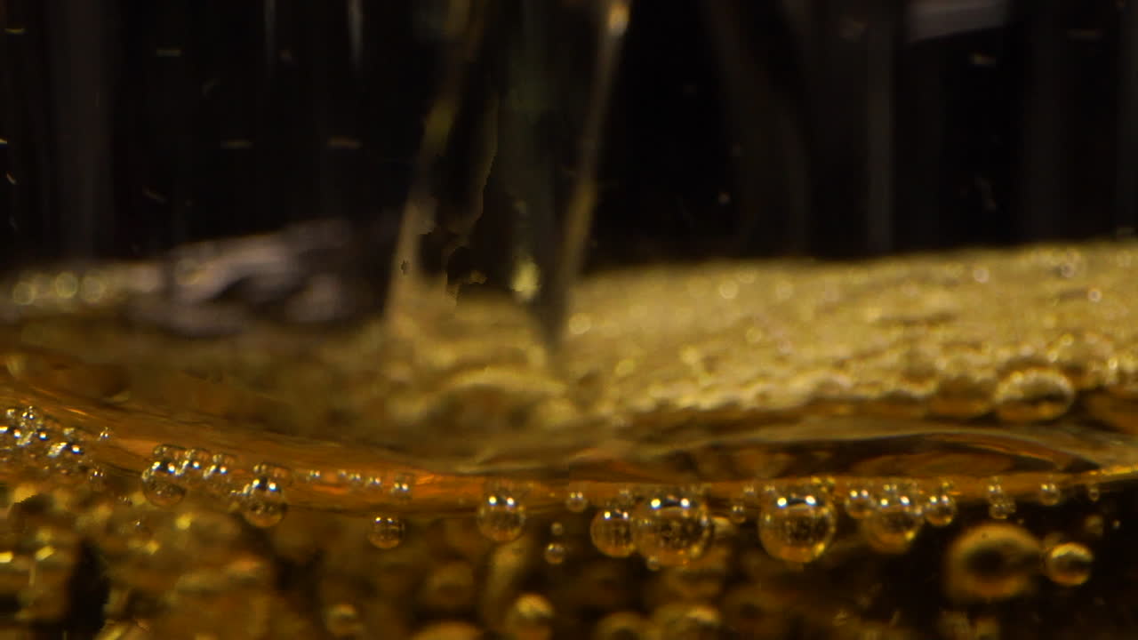 замедленная съемка заливки моторного масла на черном фоне