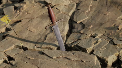 la espada excalibur en la piedra rocosa al atardecer