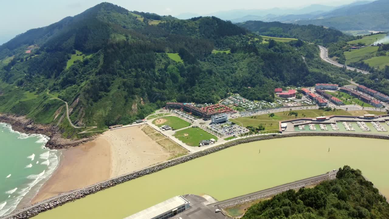 해변 과 산 을 가진 해안 도시