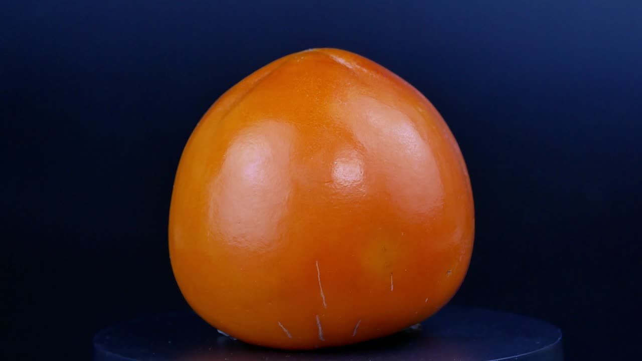 흑색 바탕에 회전하는 파시몬, 과일, 음식 비디오, 텍스트