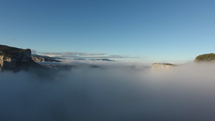 vista aérea de las montañas místicas nubladas en vercors. mañana en francia.