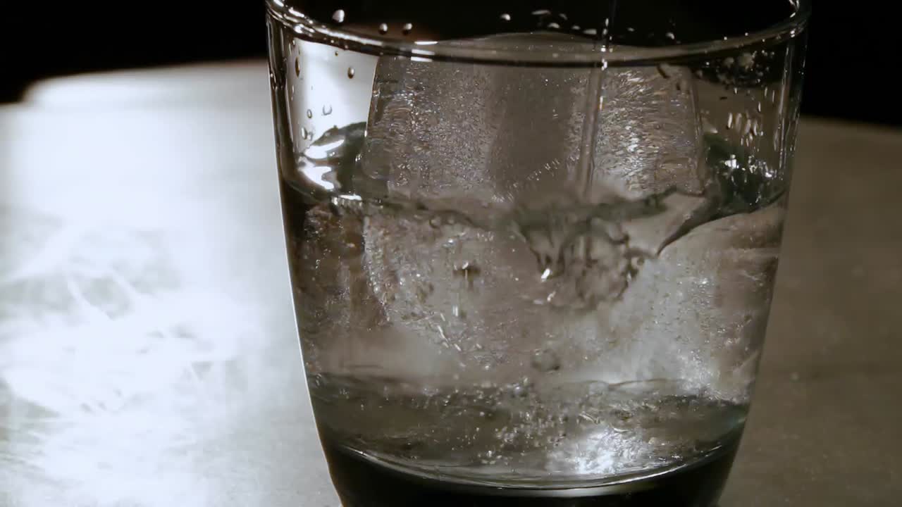 el agua se vierte en el vaso 4k
