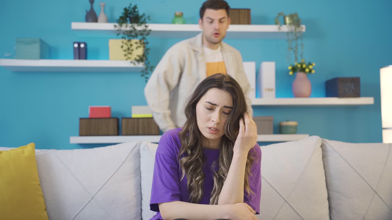 el hombre le grita a su esposa casada, la regaña, usa violencia verbal.