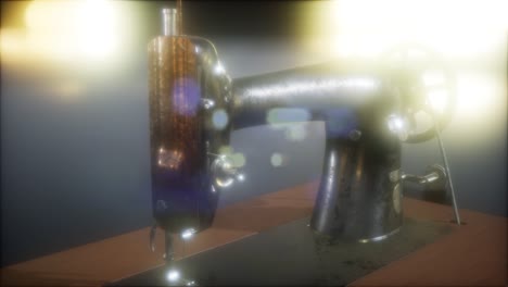 vieja máquina de coser retro en la oscuridad