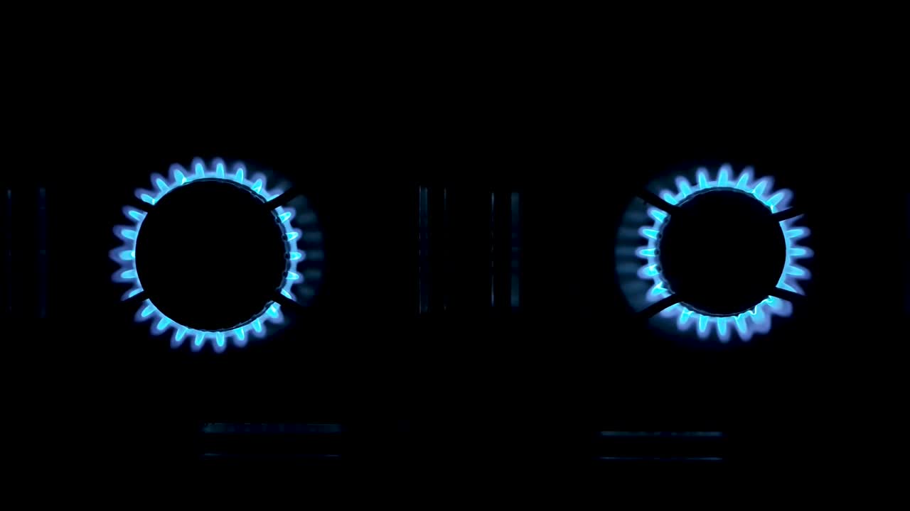 검은색 배경에 고립 된 스토브에서 켜진 파란 불꽃