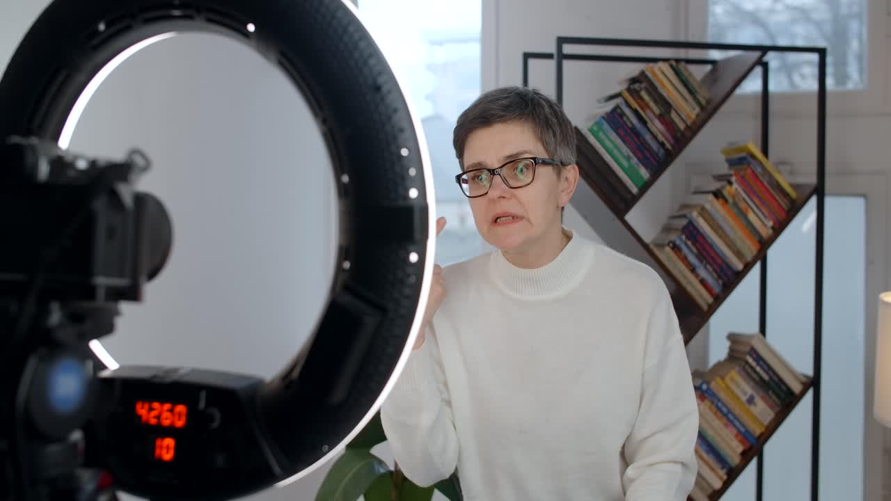 mujer haciendo una presentación en video