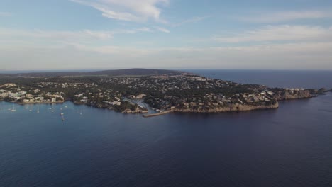 Toma-Aérea-De-La-Costa-En-Una-Isla-Durante-La-Puesta-De-Sol-Cerca-De-Santa-Ponsa-En-Mallorca,-España