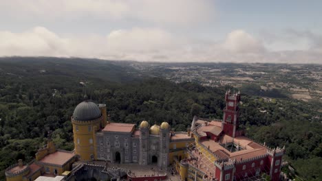 El-Palacio-Pena,-Colorido-Castillo-Romántico-En-Sintra,-Portugal