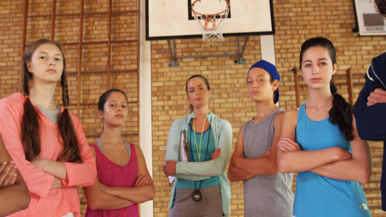 팔을  ⁇ 고 서 있는 고등학생들과 여성 코치들의 초상화