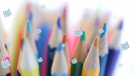 animación del texto escolar sobre los iconos y lápices de colores de los artículos escolares