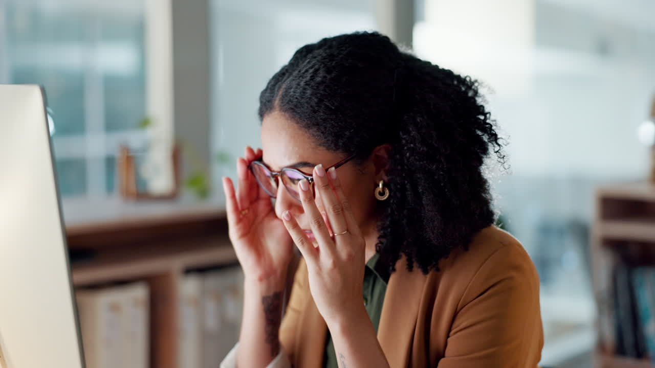 mujer frustrada, dolor de cabeza y error en el estrés