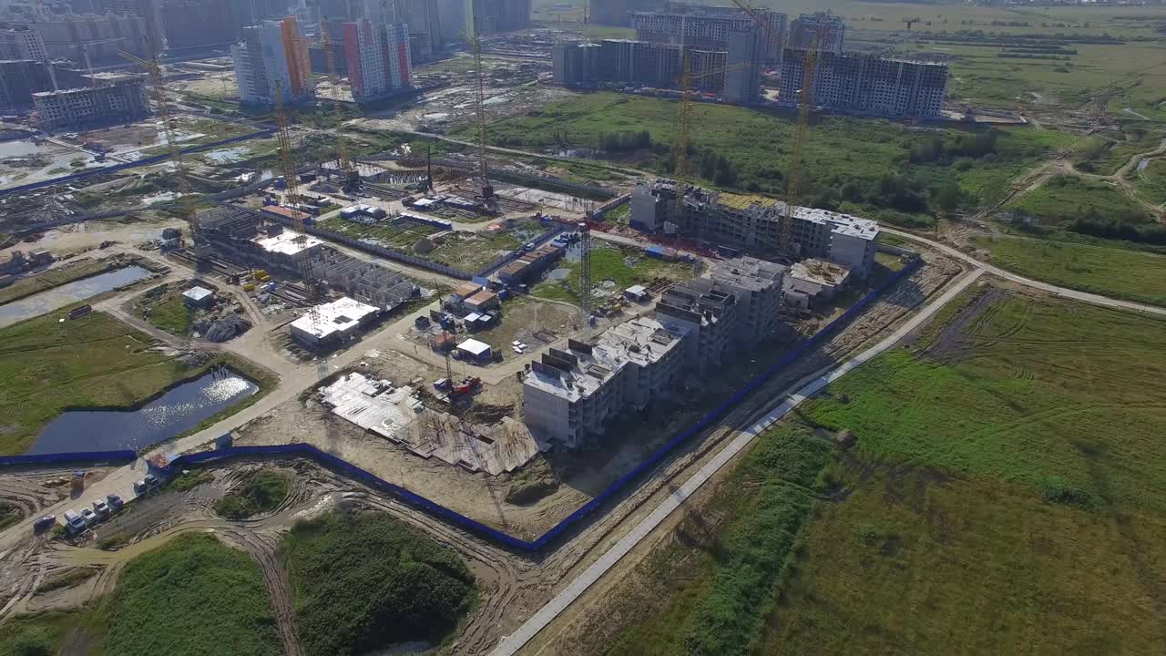 vista aérea del sitio de construcción de un nuevo complejo de apartamentos