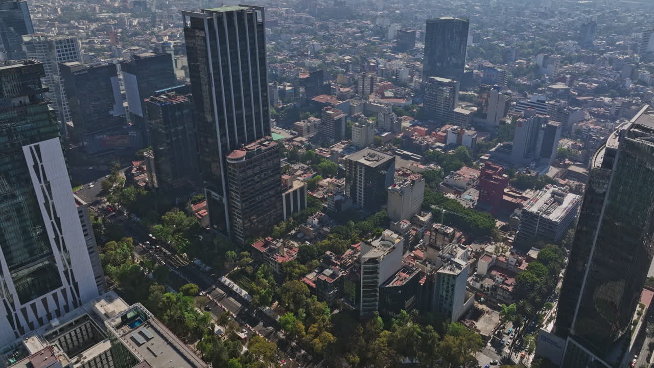 Aéreo v41 da Cidade do México, sobrevoo pelo e ao redor do Paseo de la Reforma capturando a paisagem urbana do centro. Inclinação para baixo revela o trânsito na rotatória do Anjo da Independência - Filmado com Mavic 3 Cine - Dezembro de 2021.