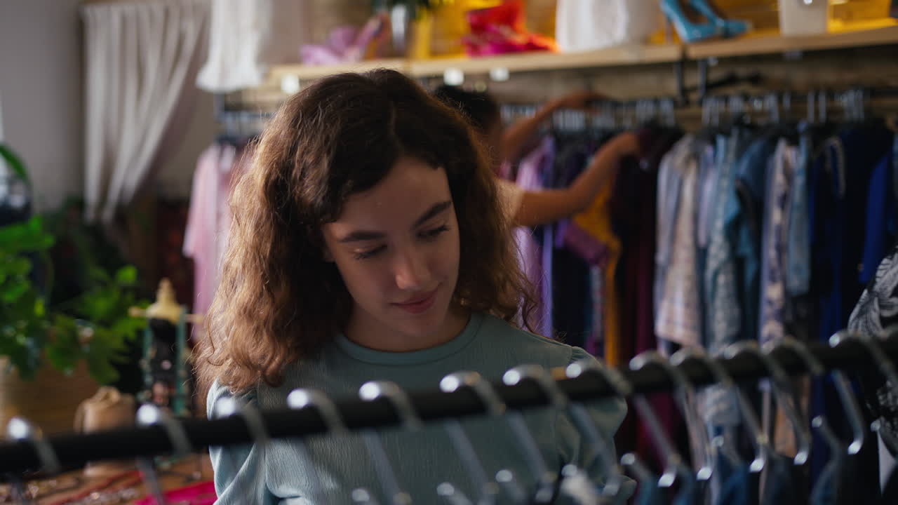 propietaria o trabajadora de una tienda de ropa de moda comprobando las existencias con un portapapeles