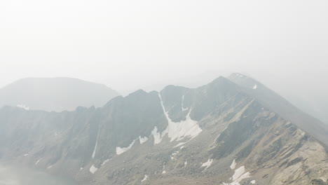 Rauchige-Enthüllung-Von-Rocky-Mountain-Ridgelike---Luftbild-4k