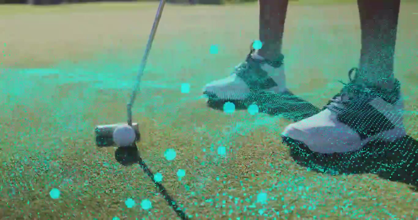 Gambe di golfista che allineano il putter dietro la palla sul green, mostrando una rete color verde acqua che alimenta l'analisi