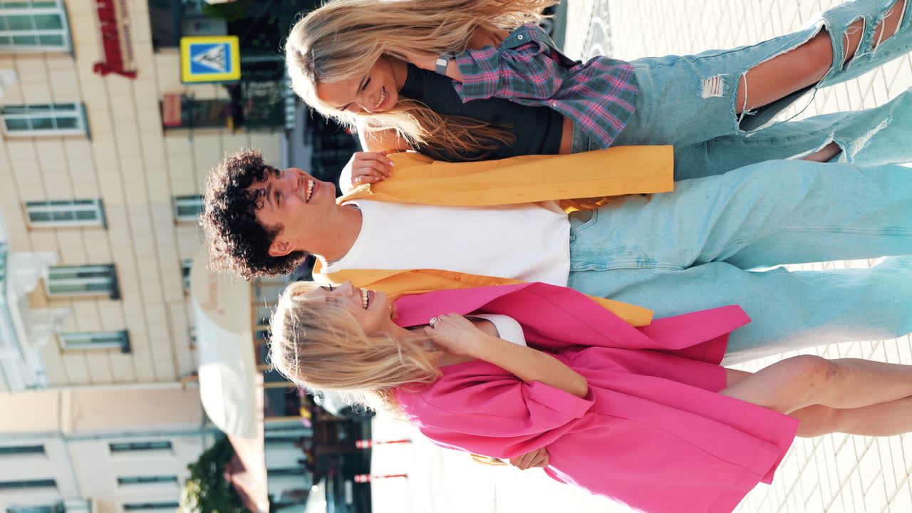 grupo de amigos disfrutando de un día en la ciudad