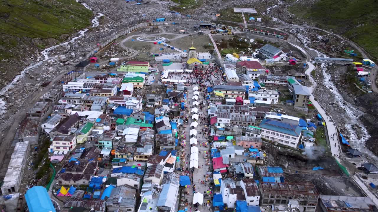 templo de kedarnath situado en la cordillera del himalaya de la india