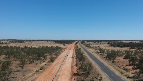 se está construyendo una enorme tubería de agua a través del desierto.