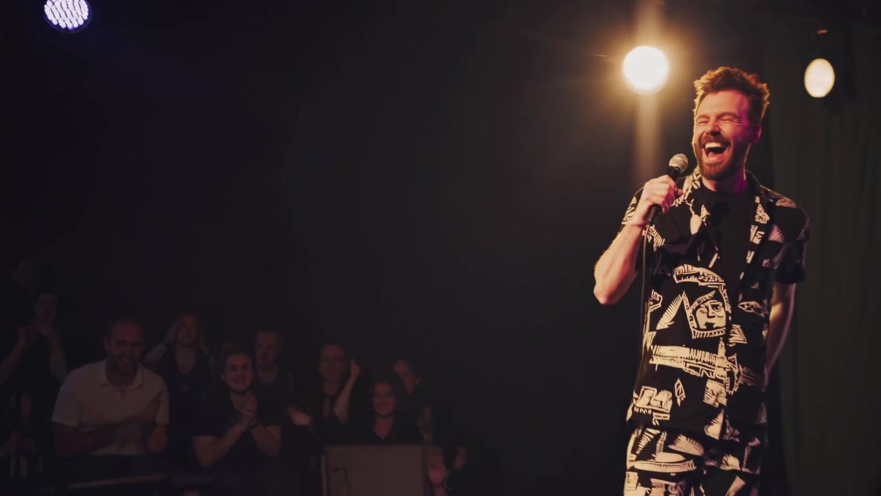 Glad komiker underholder publikum med stand-up optræden