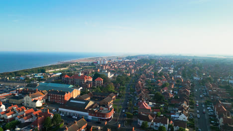 vea imágenes aéreas de skegness, lincolnshire, destacando su impresionante costa, su concurrida ciudad turística y su famoso muelle en una noche de verano.