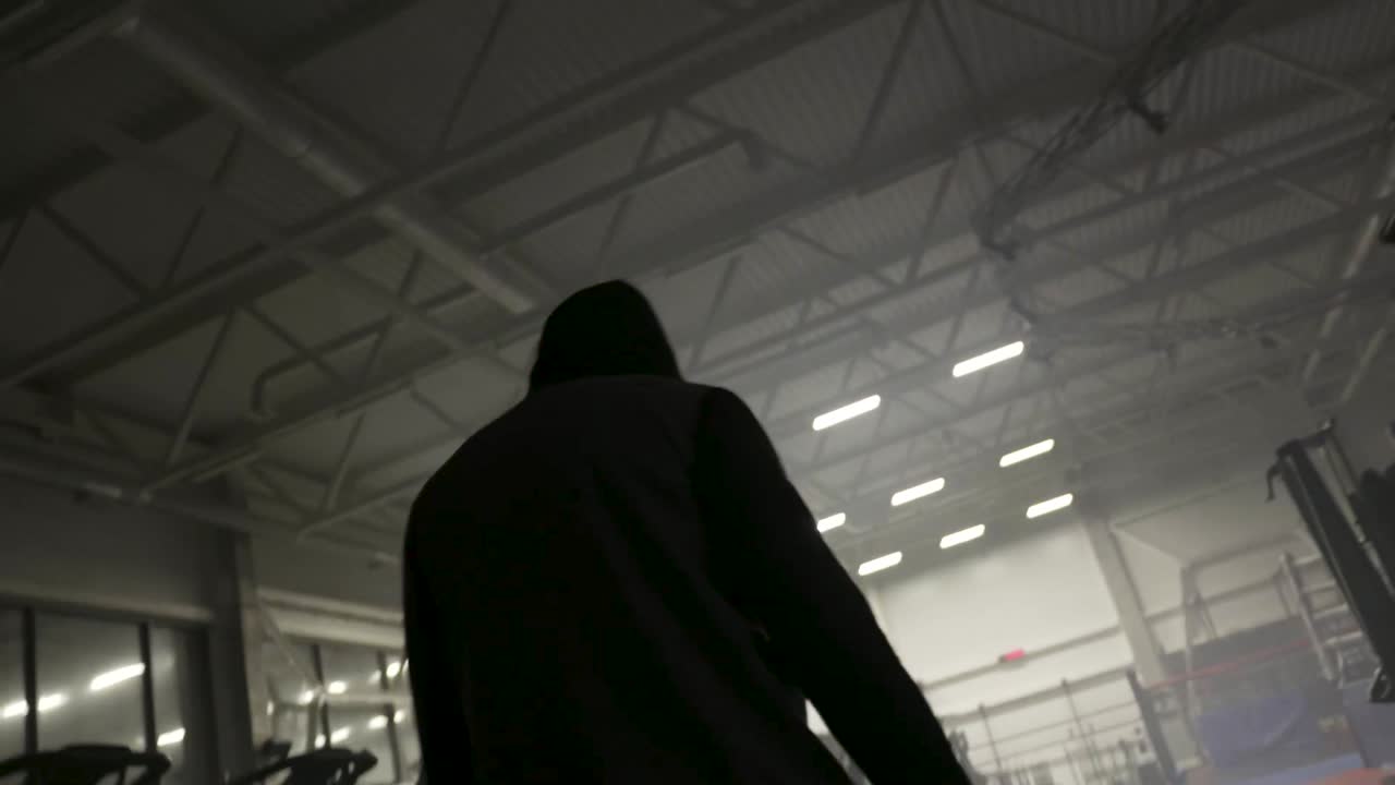 человек, гуляющий в тренажерном зале.