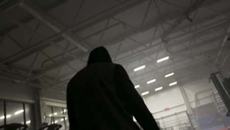 hombre caminando en un gimnasio