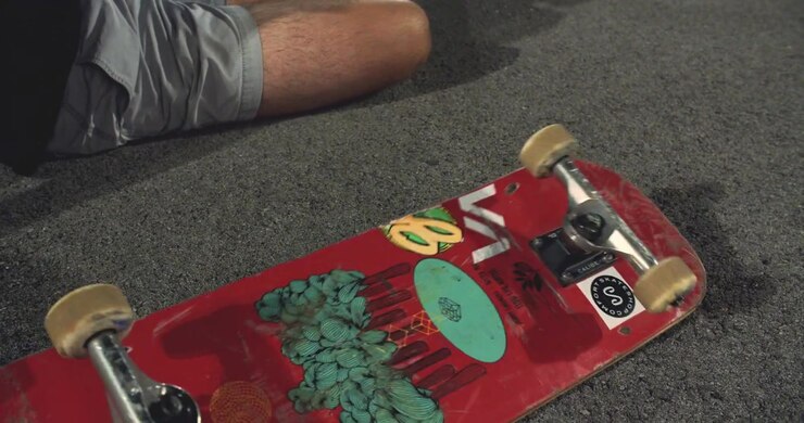 Pemain skateboard mendorong papan luncurnya dan melihatnya bergoyang